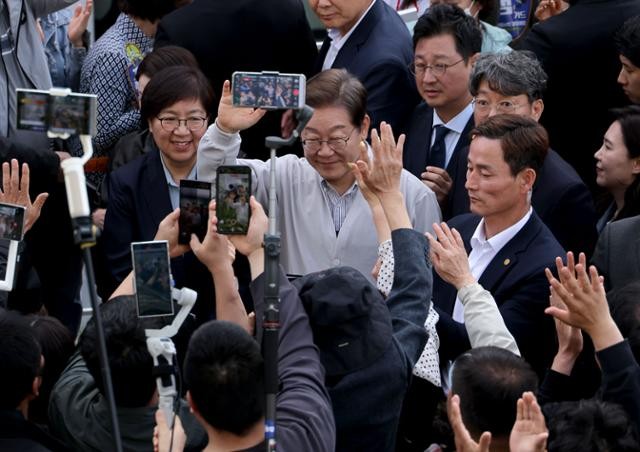 '사법부 백기' 이끈 중도층 분노에 지지층 결집... 민주당의 강공 먹혔다