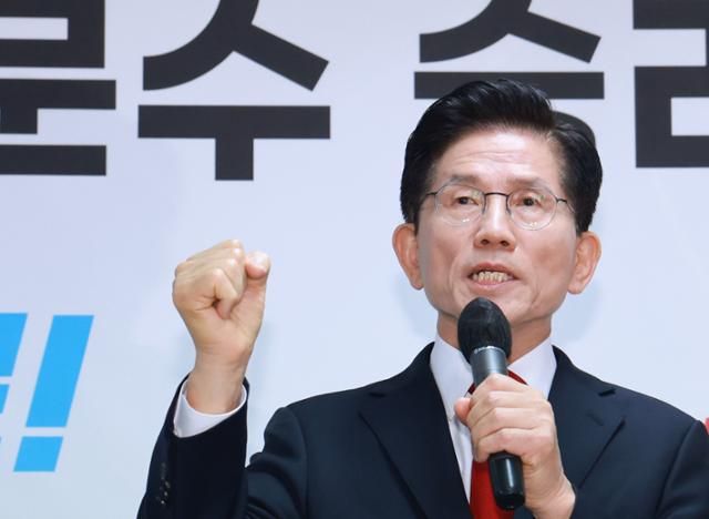 국민의힘 김문수 대선 후보가 8일 서울 여의도 대하빌딩에 마련한 선거 캠프 사무실에서 긴급 기자회견을 열고 후보 단일화에 관한 입장을 밝히고 있다. 연합뉴스