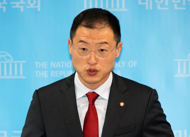 김상욱 국민의힘 의원이 4월 21일 서울 여의도 국회 소통관에서 현안 기자회견을 하고 있다. 뉴시스