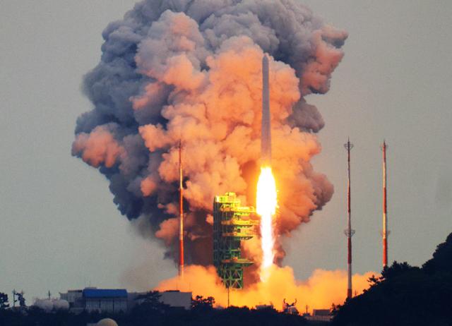 국내 기술로 개발된 한국형 발사체 누리호(KSLV-Ⅱ)가 2023년 5월 25일 전남 고흥군 나로우주센터에서 발사되고 있다.연합뉴스
