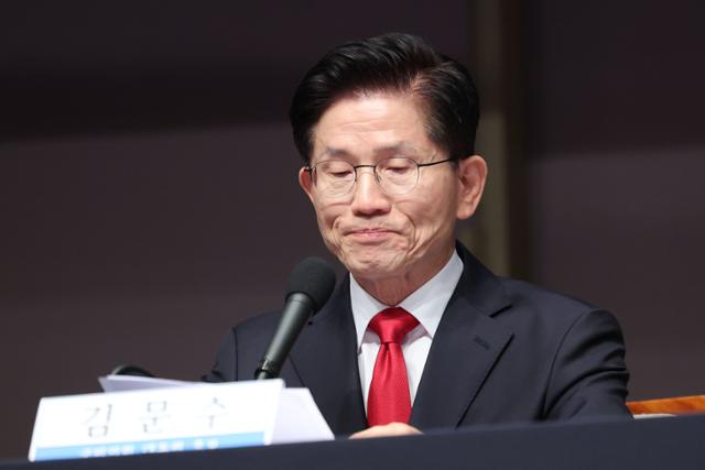 김문수 국민의힘 대선 후보가 8일 서울 중구 프레스센터에서 열린 관훈클럽 초청 토론회에서 기조연설을 하던 중 한센인 발언을 하며 울먹이고 있다. 뉴시스