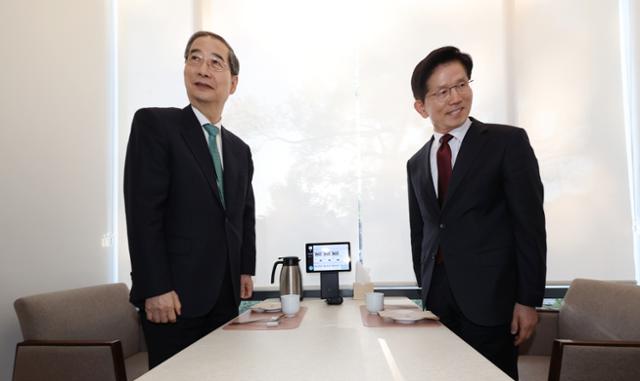 한덕수(왼쪽) 전 국무총리와 김문수 국민의힘 대선 후보가 7일 서울 종로구 한 음식점에서 단일화 논의 전 인사를 하고 있다. 고영권 기자