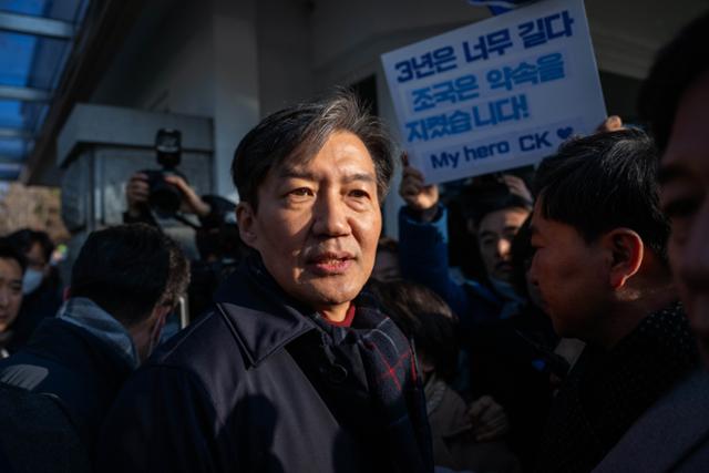 자녀 입시 비리와 청와대 감찰 무마 등 혐의로 기소돼 징역 2년 형이 확정된 조국혁신당 조국 전 대표가 지난해 12월 16일 오전 경기도 의왕 서울구치소 앞에서 수감되기 전 지지자들과 인사를 나누고 있다.최원석 기