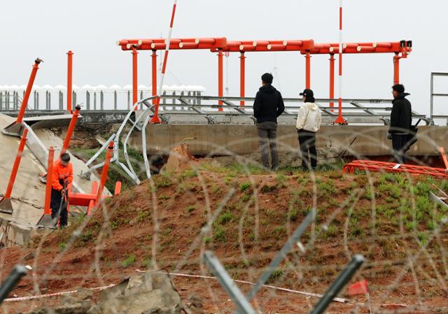 제주항공 여객기 사고 원인을 조사 중인 항공철도사고조사위원회 관계자들 4월 22일 전남 무안 국제공항에서 현장 조사를 하고 있다.무안=연합뉴스