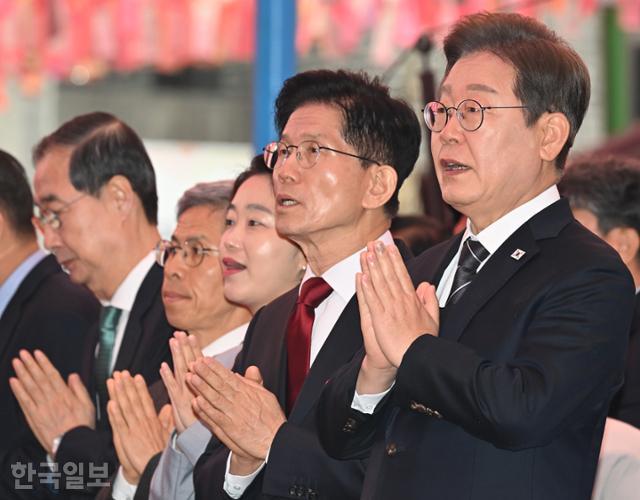 5일 서울 종로구 조계사 대웅전 앞에서 부처님오신날 봉축법요식에 참석한 대선 후보들이 합장하고 있다. 오른쪽부터 이재명 더불어민주당 대선 후보, 김문수 국민의힘 대선 후보, 김재연 진보당 대선 후보, 권영국 정의당 