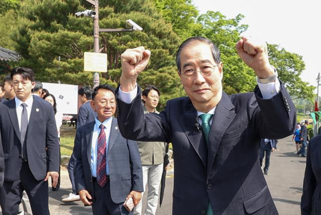 한덕수 무소속 대선 예비후보가 8일 경북 구미시 박정희 전 대통령 생가를 방문, 지지자들에게 두 손을 들어 인사하고 있다. 구미=연합뉴스