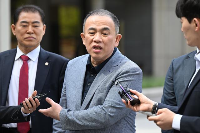 '정치 브로커' 명태균(가운데)씨가 지난달 30일 윤석열 전 대통령 부부와 구(舊)여권 정치인 다수가 연루된 공천 개입·여론조사 의혹 관련 조사를 받기 위해 서울 서초구 서울고검으로 향하며 취재진 질문에 답하고 있다