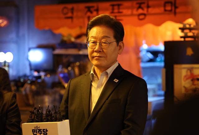 이재명 더불어민주당 대선 후보가 1일 오후 서울 종로구 삼일대로 한 식당에서 열린 민생시리즈2 '비전형 노동자 간담회'를 마치고 대법원이 공직선거법 위반과 관련한 2심 판결을 파기 환송한데 대한 기자의 질문에 답하고
