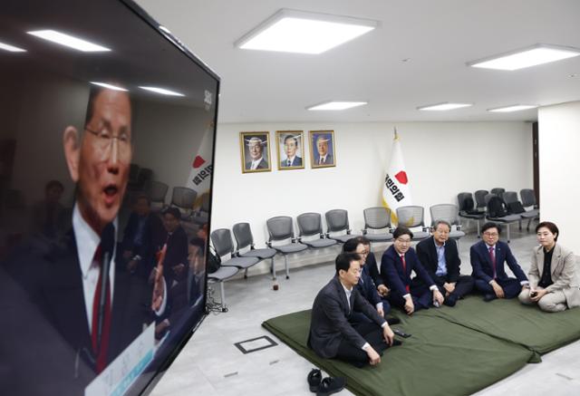 김문수 국민의힘 대선 후보의 단일화 약속 준수를 요구하며 단식을 시작한 권성동 원내대표와 김무성, 류준상 상임고문 등이 8일 서울 여의도 중앙당사에서 김 후보의 관훈토론회 생중계를 보고 있다. 뉴스1