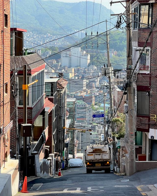 지난달 23일 찾아간 서울 관악구 봉천동 국사봉 자락 빌라촌 일대. 노인들은 걸음을 멈추고 몇 번씩이나 숨을 돌리며 오르는 언덕이다. 한국토지주택공사(LH)가 청년에게 공급하는 매입임대주택은 이 언덕 끝에 자리 잡았
