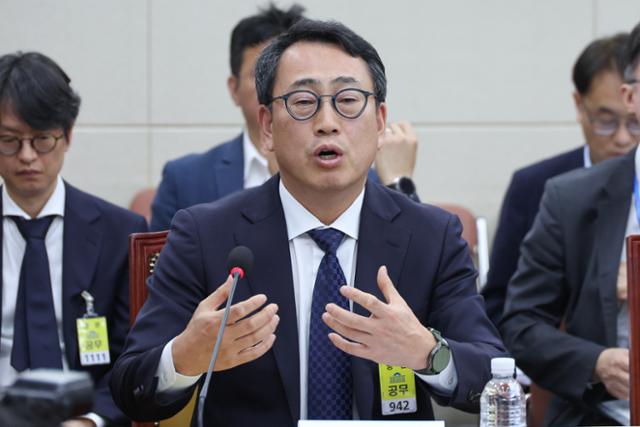 유영상 SK텔레콤 대표이사가 8일 오후 서울 여의도 국회 과학기술정보방송통신위원회에서 열린 SK텔레콤 해킹 관련 청문회에 출석해 의원 질의에 답하고 있다. 뉴스1