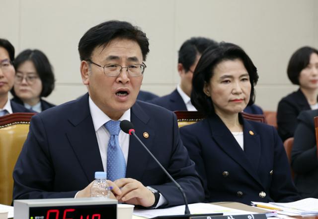 8일 서울 여의도 국회에서 열린 과학기술정보방송통신위원회 전체회의에서 유상임 과학기술정보통신부 장관이 의원 질의에 답하고 있다. 뉴시스