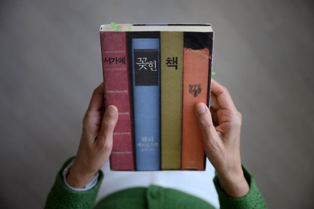 사슬��로 묶어 뒤집어 놓은 책, 선반 위에 수직으로 서기까지