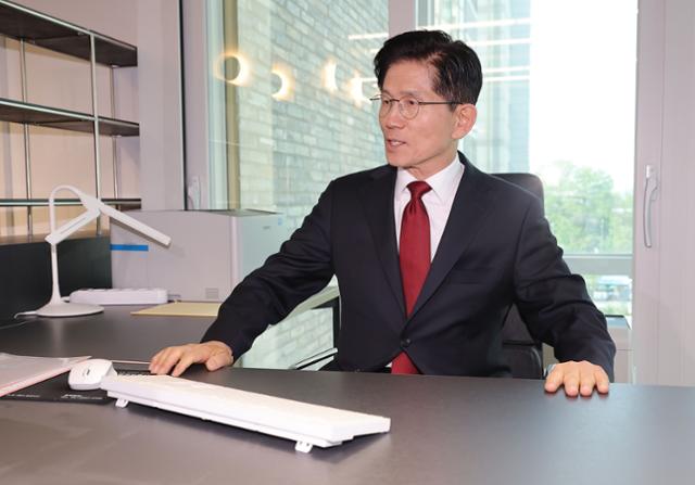 국민의힘 김문수 대선 후보가 8일 서울 영등포구 여의도 당사 대선 후보 사무실을 둘러보고 있다. 연합뉴스