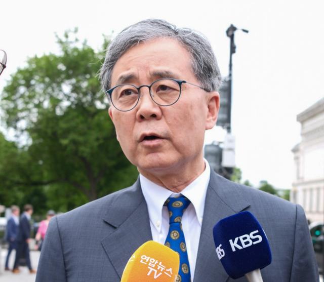 이재명 더불어민주당 대선 후보의 외교·안보·통상 분야 핵심 참모인 김현종 전 국가안보실 2차장이 8일 미국 워싱턴DC 백악관에서 도널드 트럼프 행정부 당국자들과 회동한 뒤 기자들에게 결과를 설명하고 있다.워싱턴=연