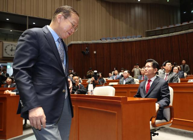 김문수 국민의힘 대선 후보가 9일 국회에서 열린 의원총회에서 지도부를 향해 "무소속을 당 후보 만들려 불법부당 수단 동원, 중단하라"며 입장을 밝히자 권영세 비대위원장이 "대단히 실망스럽다"고 발언한 뒤 의총장을 떠