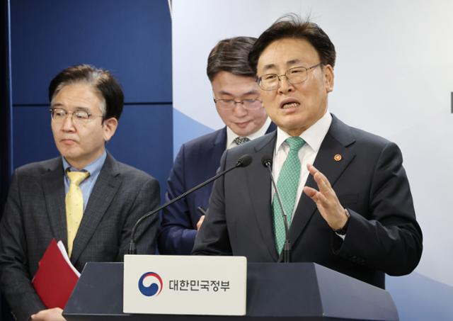유상임 과학기술정보통신부 장관이 9일 서울 종로구 정부서울청사에서 브리핑을 열고 SKT 해킹 조사와 미국 방문 일정을 설명하고 있다.뉴시스