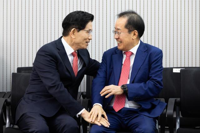 지난달 29일 국민의힘 3차 대선후보 경선 진출자 발표를 앞두고 여의도 중앙당사에서 김문수(왼쪽), 홍준표 후보가 대화하고 있다. 뉴시스