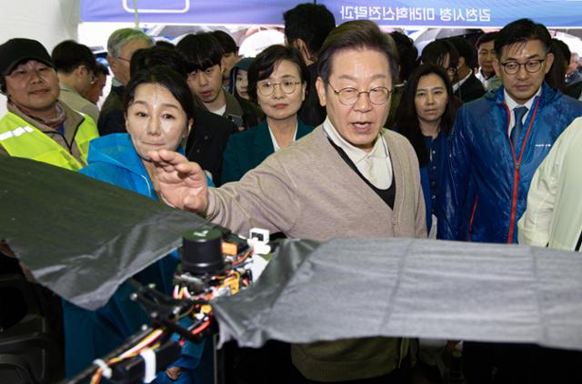 3차 경청투어에 나선 이재명 더불어민주당 대통령 후보가 9일 경북 김천시 김천실내체육관 일대에서 열린 제63회 경북도민체육대회에 마련된 4차산업 체험관을 찾아 드론을 살펴보고 있다. 김천=뉴스1