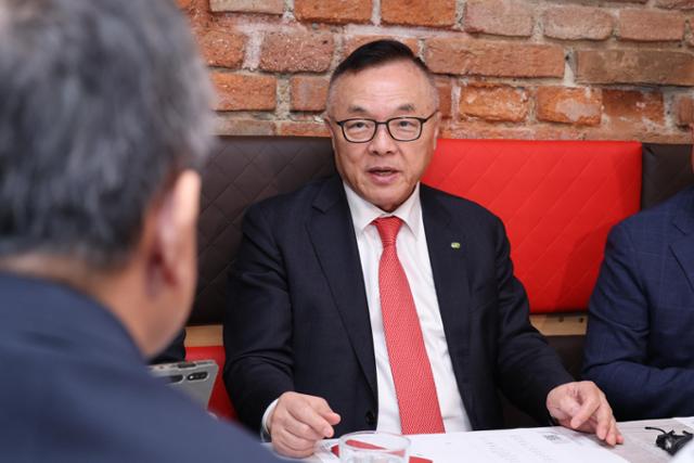 황주호 한국수력원자력 사장이 8일 체코 현지에서 열린 기자간담회에서 발언하고 있다.산업통상자원부 공동취재단 제공