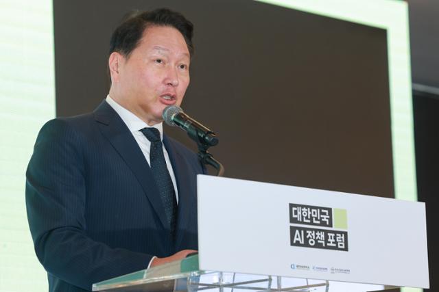 최태원 대한상공회의소 회장이 9일 서울 중구 롯데호텔에서 열린 대한민국 AI 정책 포럼에 참석해 개회사를하고 있다.연합뉴스