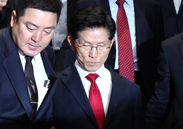김문수 국민의힘 대통령 후보가 9일 오전 서울 여의도 국회에서 열린 의원총회에서 굳은 표정으로 나오자 권성동 원내대표가 김 후보를 따라 나서고 있다. 뉴스1