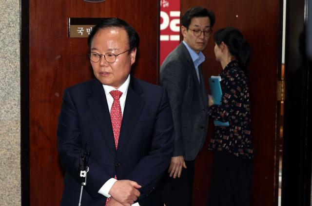 김문수 국민의힘 대선후보 측 김재원 비서실장이 9일 오후 서울 여의도 국회에서'김문수-한덕수 대선후보 측 단일화 협상'을 마치고 취재진의 질문에 답변하고 있다. 오른쪽은 한덕수 무소속 대선후보 측 손영택 전 국무총리