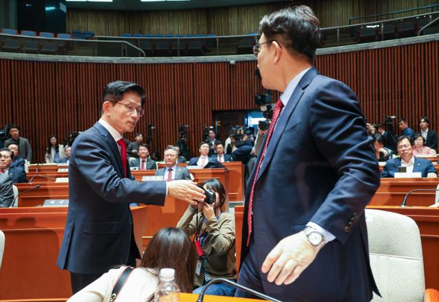 김문수 국민의힘 대통령 후보가 9일 서울 여의도 국회에서 열린 의원총회에서 지도부를 향해 "무소속을 당 후보 만들려 불법부당 수단 동원, 중단하라"며 입장을 밝힌 뒤 의총장을 떠나고 있다. 오른쪽은 권성동 원내대표.