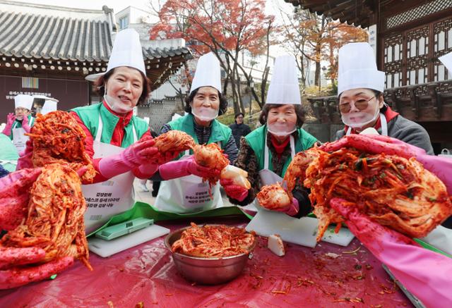 장수철 교수는 책에서 불을 사용하는 인류의 요리 문화는 신체 진화 못지않게 인간의 사회성 발달에 지대한 역할을 했다고 설명한다.불을 지피고,식재료를 다듬고,조리도구와 식기를 만들어야 하는 요리 문화는 사람 간의