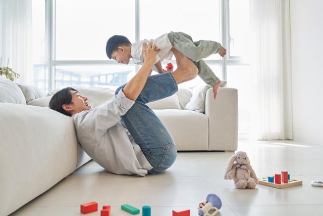 아이를 돌보는 남성. 게티이미지뱅크