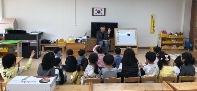 2019년 4월 19일 광주 방림유치원 교사 임정섭씨가 교실에서 아이들과 수업에 한창인 모습. 1986년 광주시교육청 개청 이래 첫 공립유치원 남자 교사인 임씨는 당시 본보와의 인터뷰에서 "유치원 교사들은 아이들에게