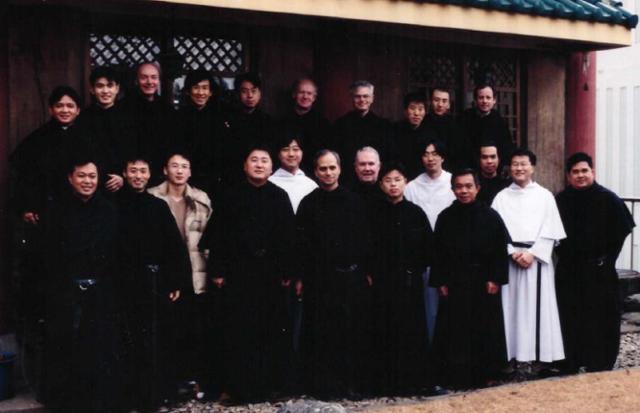 레오 14세 교황(앞줄 왼쪽 다섯 번째)이 2002년 성 아우구스티노 수도회 총장 신분으로 한국을 방문해 인천 수도원에서 수도자들과 함께 촬영한 기념사진.성 아우구스티노회 수도회 한국지부 제공