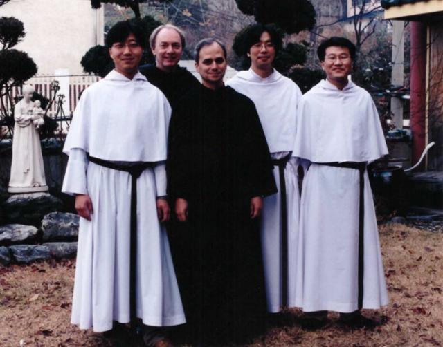 레오 14세 교황(가운데)이 2002년 한국을 방문해 한국 사제들과 함께 촬영한 사진.뉴스1