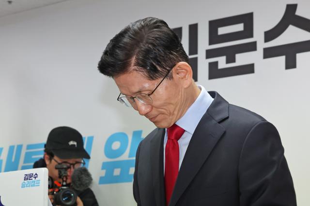 국민의힘으로부터 대통령선거 후보 자격이 취소된 김문수 후보가 10일 오전 서울 여의도에 마련된 대선 캠프 사무실에서 긴급기자회견을 마친 뒤 인사하고 있다. 뉴스1