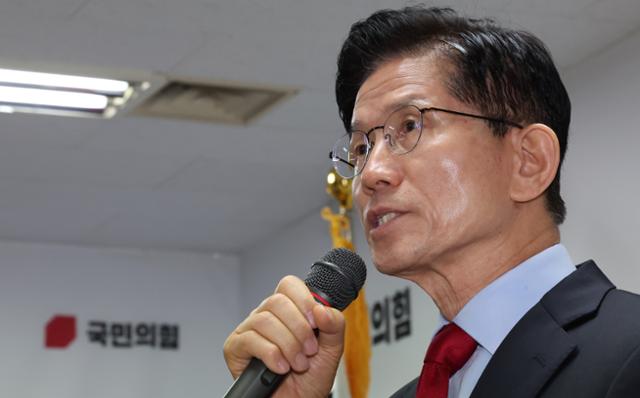 김문수 전 국민의힘 대선 후보가 10일 오전 서울 여의도 대선 캠프 사무실에서 긴급기자회견을 하고 있다. 뉴스1