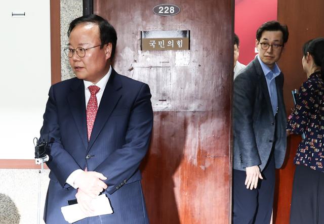 김문수 국민의힘 대통령 후보 대리인인 김재원 비서실장이 9일 서울 여의도 국회에서 열린 한덕수 무소속 대선 예비후보와의 단일화 협상 관련 회동을 마치고 브리핑을 하고 있다. 뉴스1