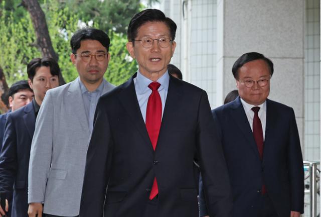 김문수 국민의힘 대선 후보가 10일 서울 양천구 남부지방법원에서 열린 후보 선출 취소 효력정지 가처분 심문기일에 출석하고 있다. 뉴스1