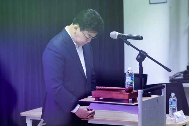 백종원 더본코리아 대표가 3월 28일 서울 서초구 스페이스쉐어 강남역센터에서 열린 첫 정기 주주총회에 참석해 묵념하고 있다. 연합뉴스