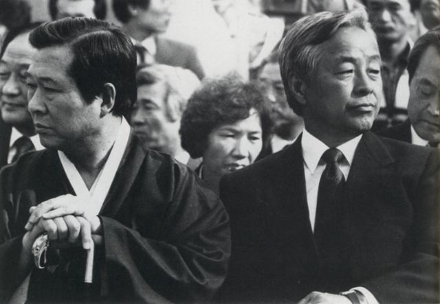 1987년 10월 27일 고려대 시국토론회에서 만난 김대중(앞줄 왼쪽)·김영삼(오른쪽) 후보가 굳은 표정으로 서로 반대쪽을 응시하고 있다. 이때의 분열로 두 사람의 관계는 서로 쳐다보지도 않을 정도로 벌어졌다. 연합