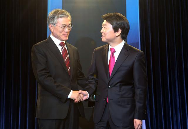 2012년 11월 21일 문재인(왼쪽) 민주통합당 대선 후보와 안철수 무소속 대선 후보가 서울 용산구 효창동 백범기념관에서 열린 대선 후보 단일화 TV토론에 앞서 악수하고 있다. 연합뉴스