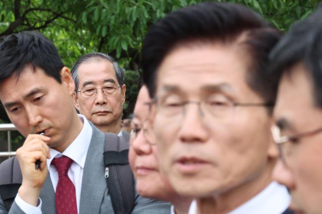 8일 서울 여의도 국회의사당에서 당시 무소속 대선 예비후보였던 한덕수(왼쪽 두 번째) 전 국무총리가 김문수(오른쪽 두 번째) 당시 국민의힘 대선 후보와 단일화 관련 회동을 마친 뒤 김 후보의 대언론 브리핑을 듣고 있