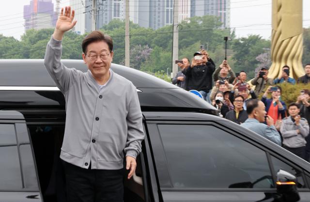 민심을 청취하는 '경청 투어'에 나선 이재명 더불어민주당 대선후보가 11일 전남 화순군 화순읍 인근에 도착해 손을 들어 군민들에게 인사하고 있다. 화순=뉴시스