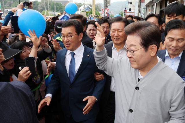 민심을 청취하는 '경청 투어'에 나선 이재명 더불어민주당 대선후보가 11일 전남 화순군 화순읍 인근 거리에서 주민들에게 인사하고 있다.화순=뉴시스