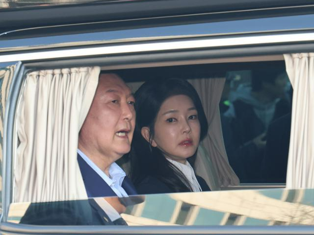윤석열 전 대통령과 김건희(오른쪽) 여사가 지난달 11일 서울 용산구 한남동 대통령 관저를 떠나고 있다.사진공동취재단
