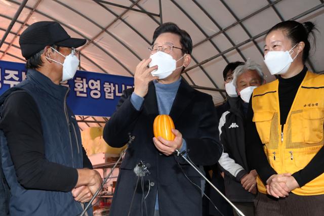 매타버스(매주 타는 민생버스) 다섯 번째 행선지로 고향인 대구&경북(TK)을 찾은 이재명 더불어민주당 대선 후보가 2021년 12월 13일 경북 성주군 참외 농가를 방문해 성주 참외 모종심기를 체험한 후 농민들과 참