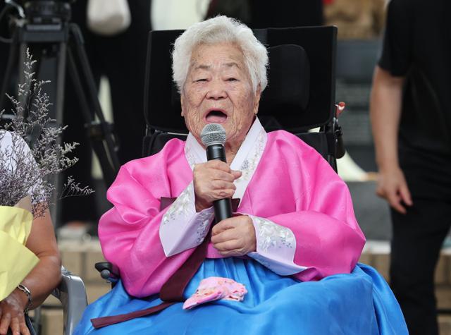 일본군 위안부 피해자인 이옥선 할머니가 건강 악화로 11일 별세했다. 향년 97세. 사진은 지난 2023년 8월 12일 경기도 광주 나눔의집에서 열린 일본군 위안부 피해자 기림의날 기념식에서 이 할머니가 발언하는 모