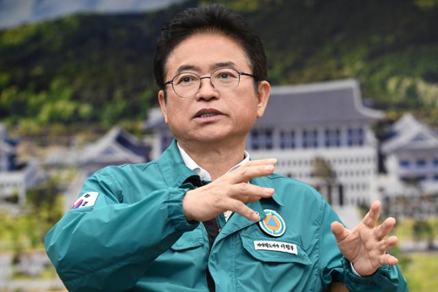 이철우 경북도지사가 8일 한국일보 인터뷰에서 산불 피해 복구 계획에 대해 이야기하고 있다.경북도 제공