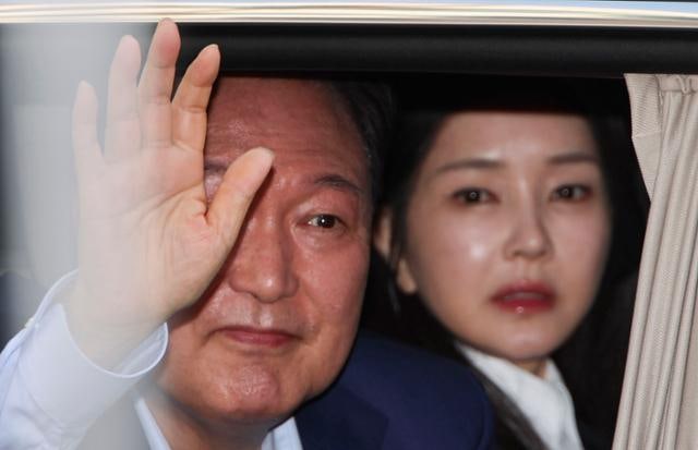 검찰, 코인 파헤치다 공천 헌금 '법사폰' 열어… '김건희 의혹' 새 국면