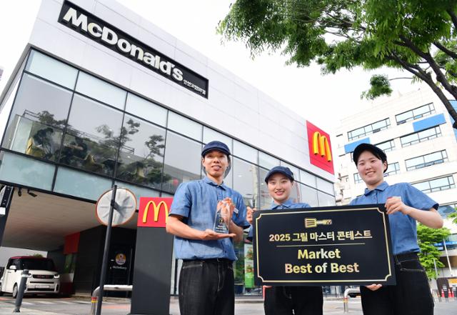 맥도날드 안산고잔DT점에서 포즈를 취한 한재웅(왼쪽부터),김은진,김수인 크루.한국맥도날드 제공
