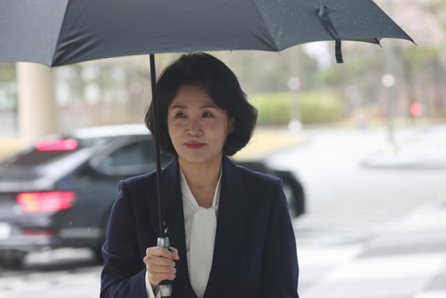 공직선거법 위반 혐의로 1심에서 벌금형이 선고된 이재명 더불어민주당 대선후보 배우자 김혜경씨가 지난달 14일 경기 수원시 영통구 수원고법에서 열린 항소심 공판에 출석하고 있다. 뉴스1